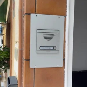 Portero automático en pared exterior de edificio