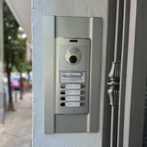 Videoportero moderno en la entrada de un edificio
