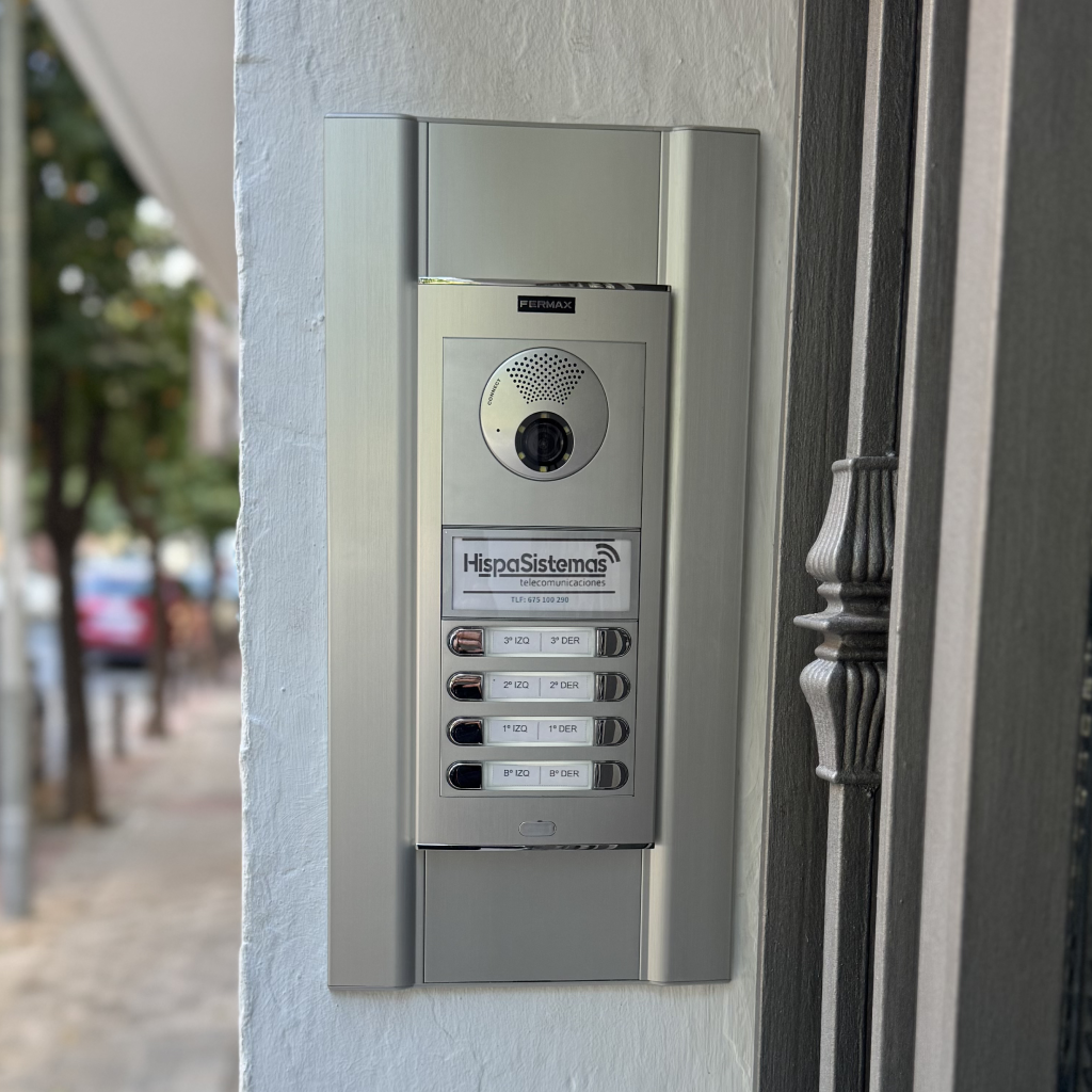 Videoportero moderno en la entrada de un edificio