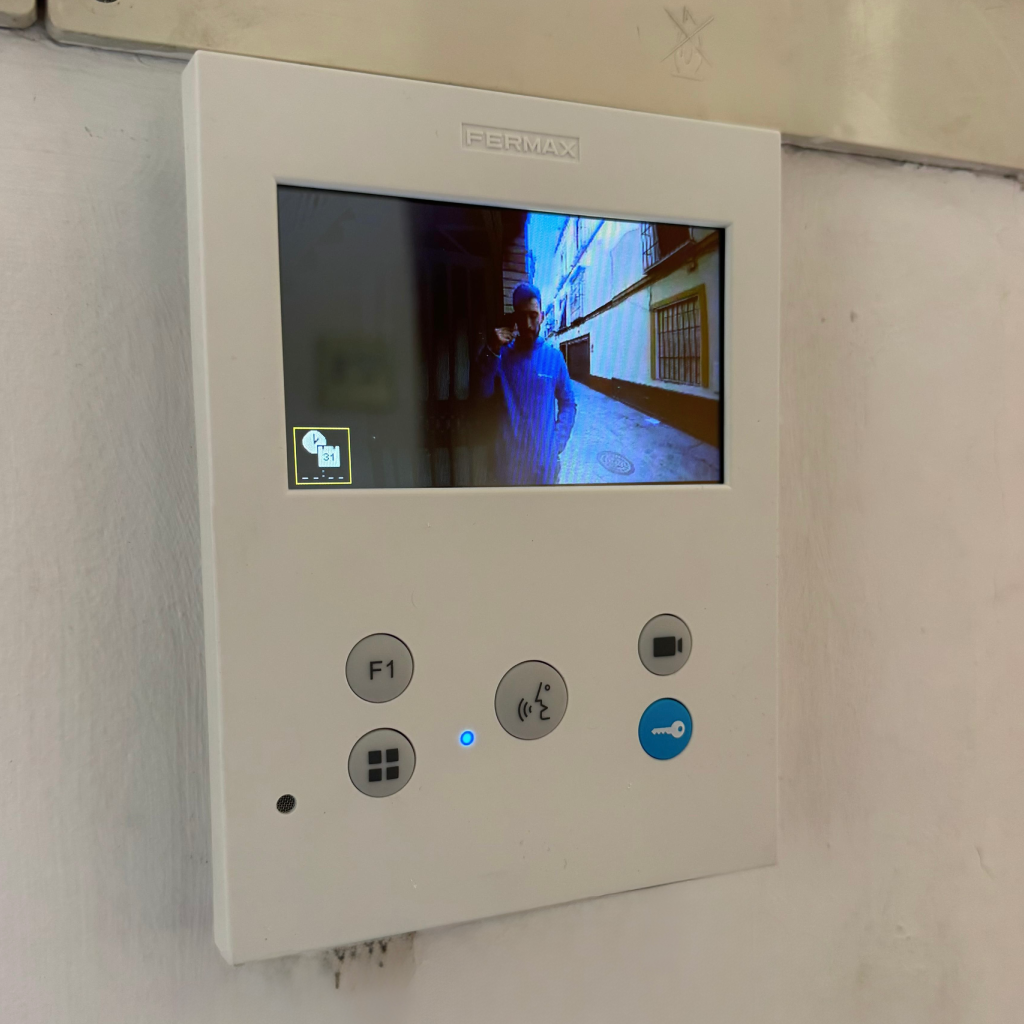 Videoportero con pantalla mostrando visitante en la calle