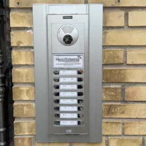 Portero automático con cámara en pared de ladrillo