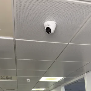 Cámara de seguridad en techo de oficina