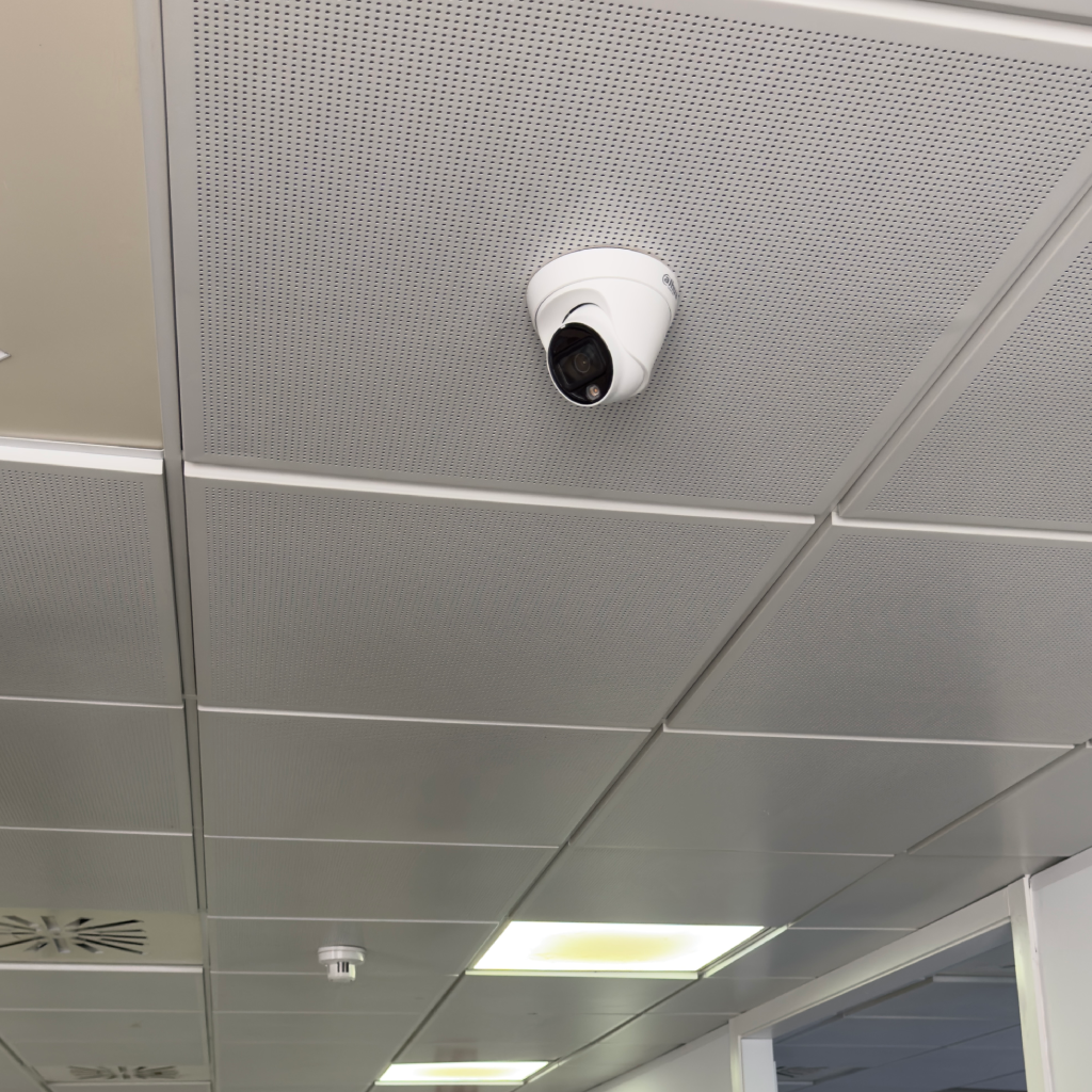 Cámara de seguridad en techo de oficina